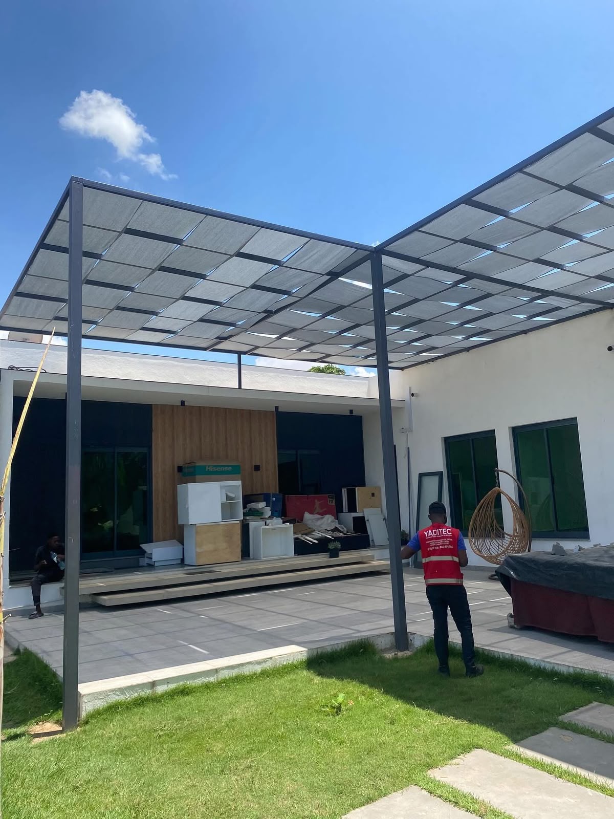 Profissional negra da construção com ferramentas